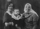 08 Маленькая Альмира с мамой и бабушкой. 1939