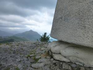 Маратеа. Горища со статуей Спасителя наверху и храмом с мощами Св. Власия и Макария.