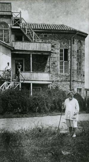 М.А.Волошин на фоне своего дома. 1920-е гг.