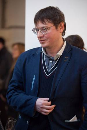 Куратор выставки Нотация Сергей Хачатуров. Фото Дмитрий Мишин