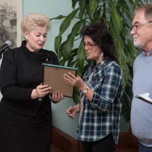 Заместитель главы Администрации г. Курска М.Н. Сойникова вручает Е.Н . Жигулёвой благодарственное пи