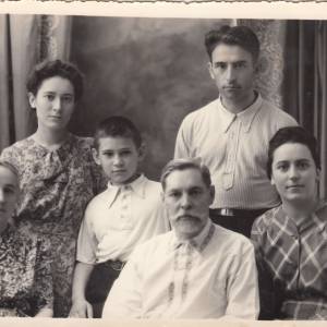 Нина Тахо -Годи и Леонид Семенов, стоят - Муминат, Хаджимурат с сыном Алибеком и Аза.