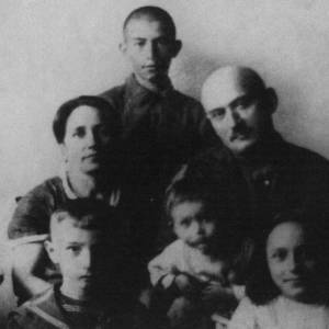 Алибек и Нина тахо-Годи с детьми, москва,1931 г.