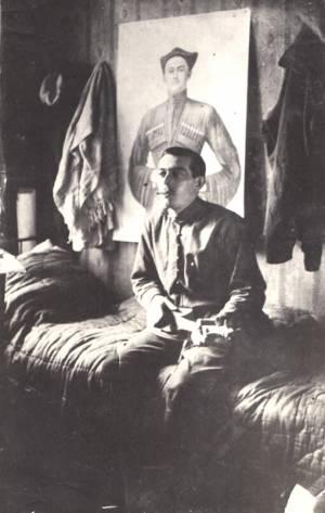 Магомед Юнусилау с портретом поэта Махмуда, 1940-е гг 