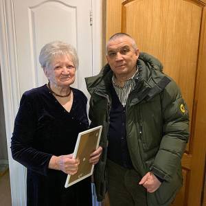 Фотография Габриэль Раймондовны на ее 95-летие (14.02.2022).  Рядом с ней председатель ассоциации ис