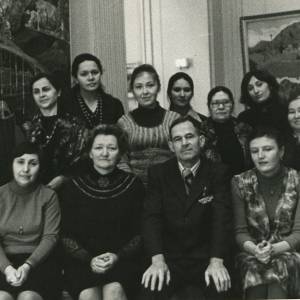 Групповой снимок сотрудников нестеровского музея, Уфа. В центре Пикунова Г.Р. и ее супруг , герой Со