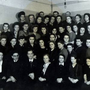 групповой снимок студентов 1 курса искусствоведческого отделения МГУ со своими преподавателями (в пе